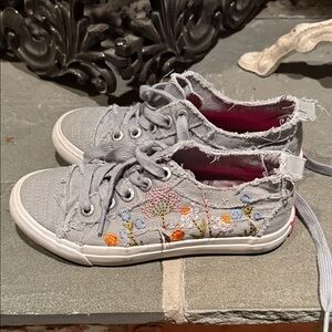 Girls Blowfish Gray Embroidered Floral Canvas Sneakers Size 2